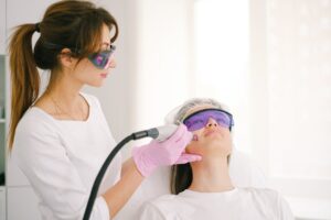 Dermatolog vs kosmetolog – do kogo iść