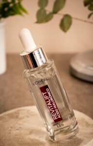 Kwas hialuronowy vs retinol – co wybrać