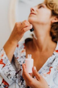 Zmarszczki na szyi i dekolcie – jak im zapobiegać